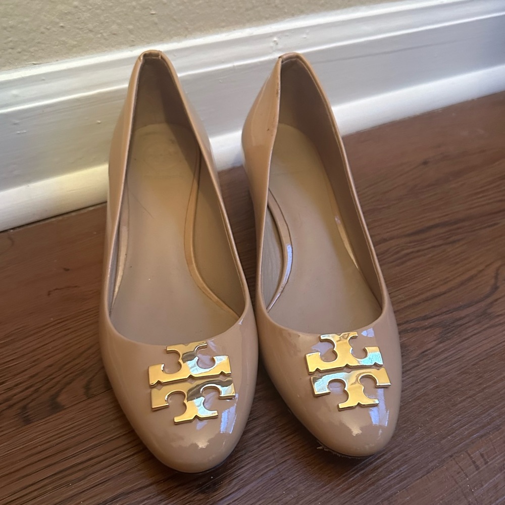 Excellent condition nude Tory Burch low heel. Only worn a few times.